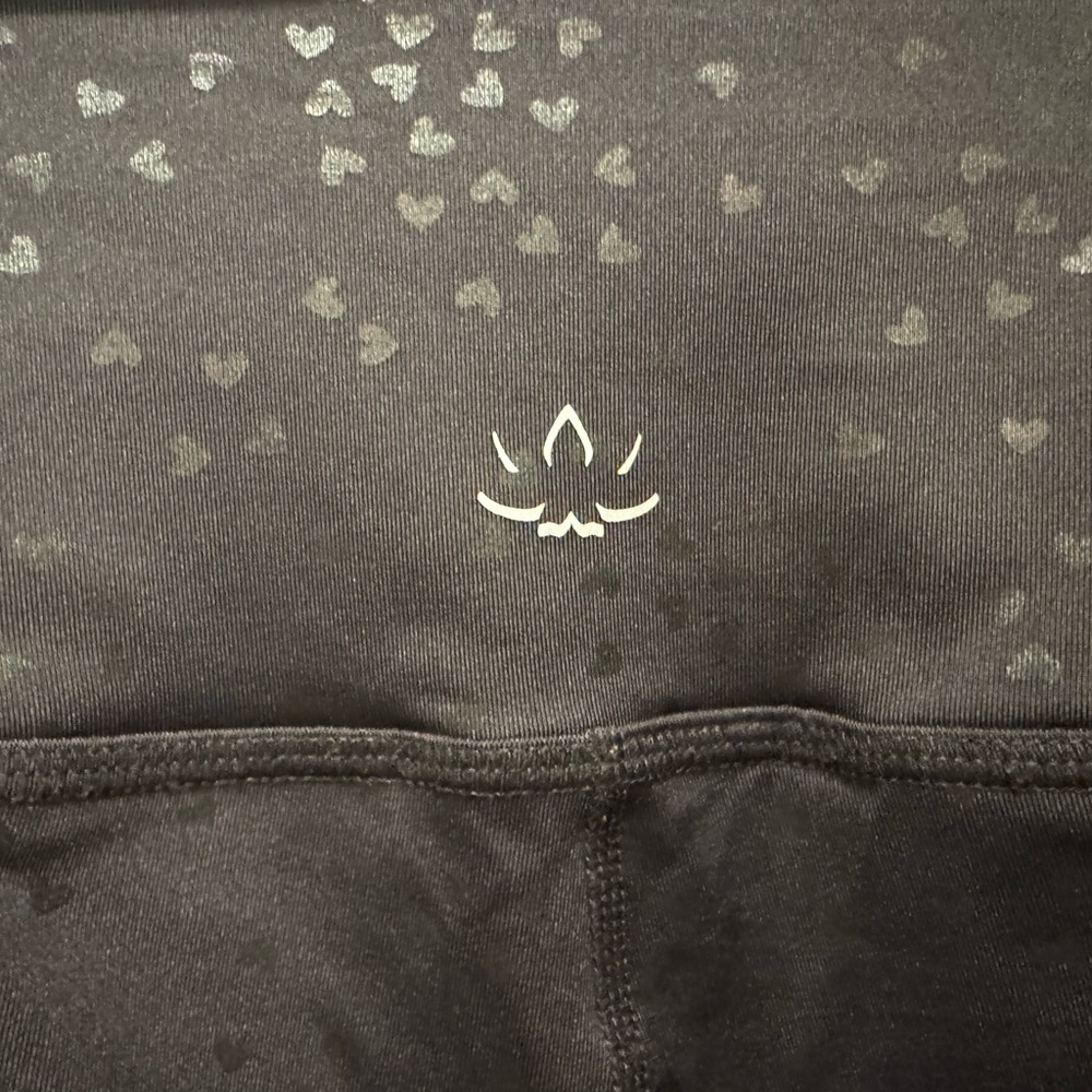 Beyond Yoga Sprinkled Hearts PowerShine High-Waisted Midi Legging. Size small - Picture 3 of 6